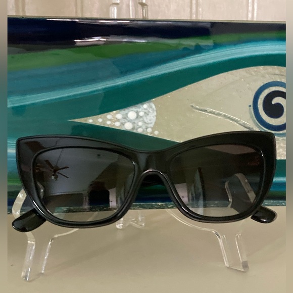 Dolce & Gabbana Sunglasses With Case - Picture 4 of 16